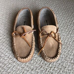 Minnetonka Men’s Leather Slippers